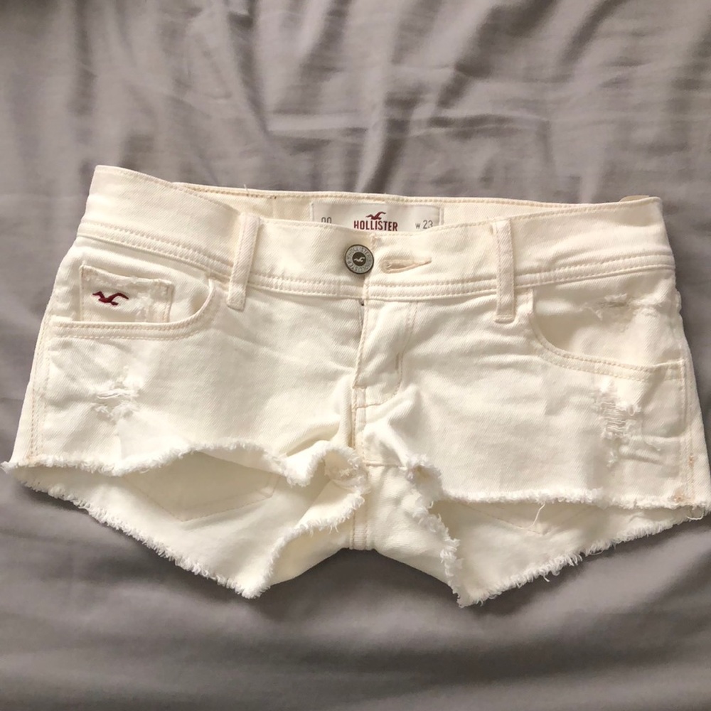 hollister white shorts✨✨